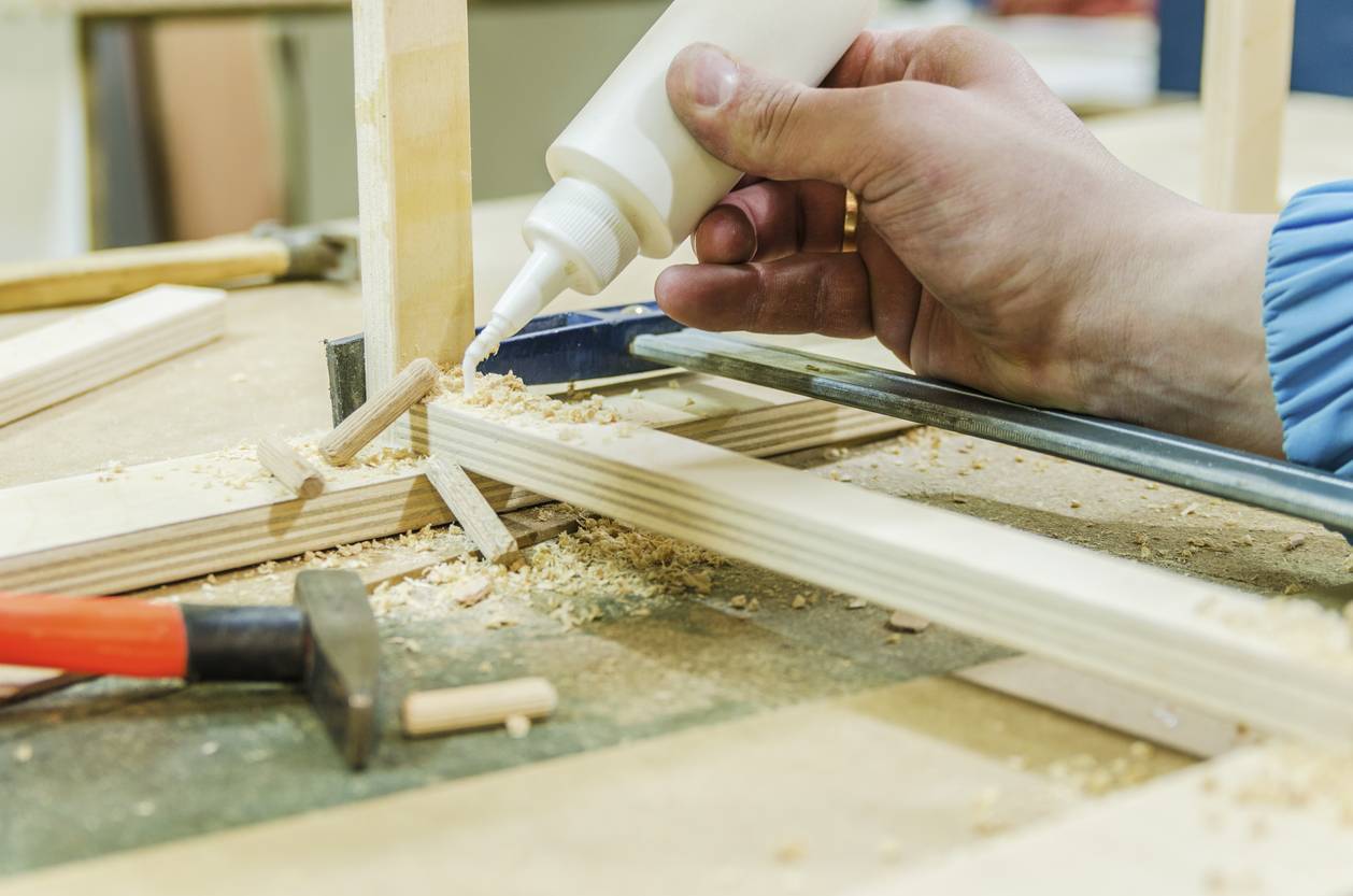travaux colle bois construction bricolage
