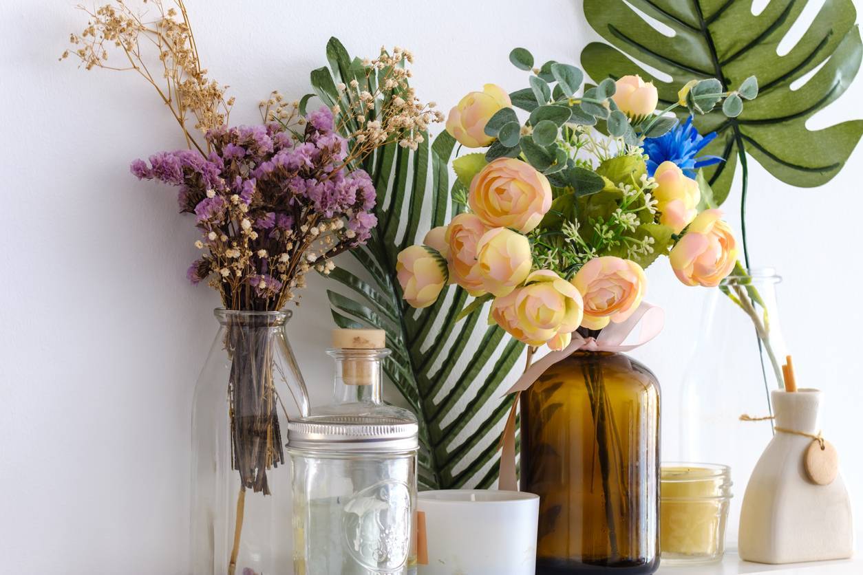 Utiliser les fleurs artificielles pour décorer le mur d'une pièce