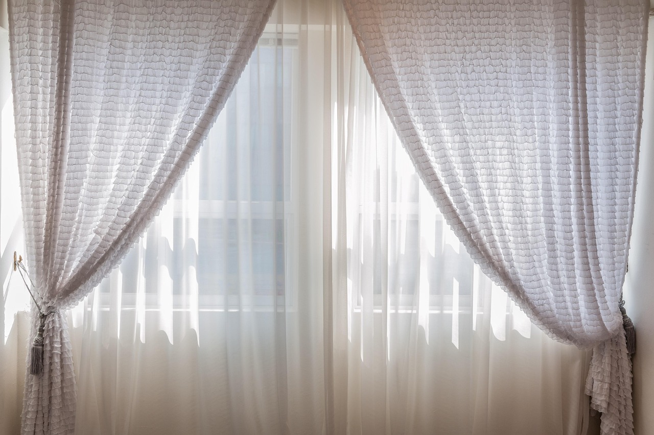 Guide des rideaux : choisissez le tissu idéal pour chaque pièce !